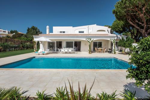 Private swimming pool outside Villa Florabella