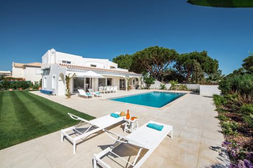 Swimming pool, lawn and lots of space to relax at Villa Florabella