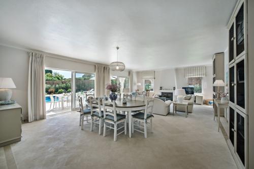 Very spacious dining and living area in our luxury private villa in Algarve