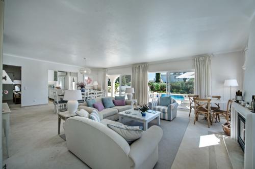 Large living room with TV and patio doors to the terrace at Villa Florabella