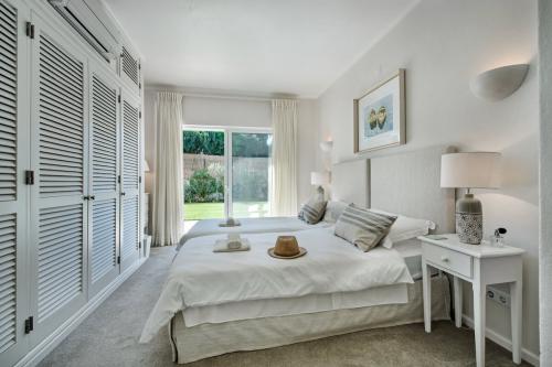 One of the two twin bedrooms at Villa Florabella in the Algarve