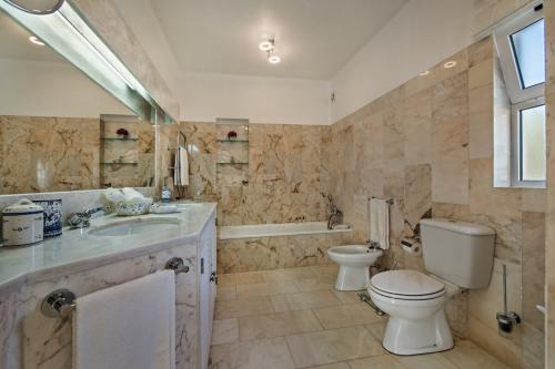Luxury bathroom at Villa Florabella, Portugal
